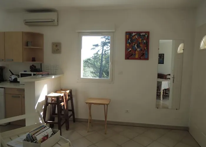 Comme Petite Maison à 3,5 Kms D'avignon Appartement *